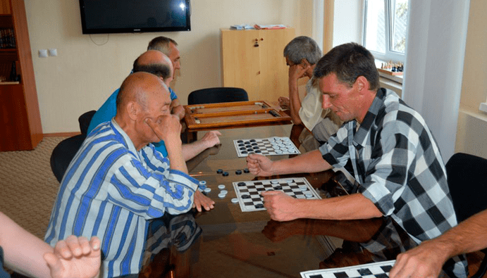 checker game to distract from beer addiction